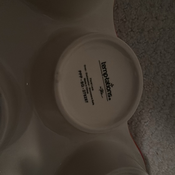 *New* Temp-Tations Muffin Pan “Floral Lace” and Two New/Unused Muffin Cookbooks - Picture 7 of 7